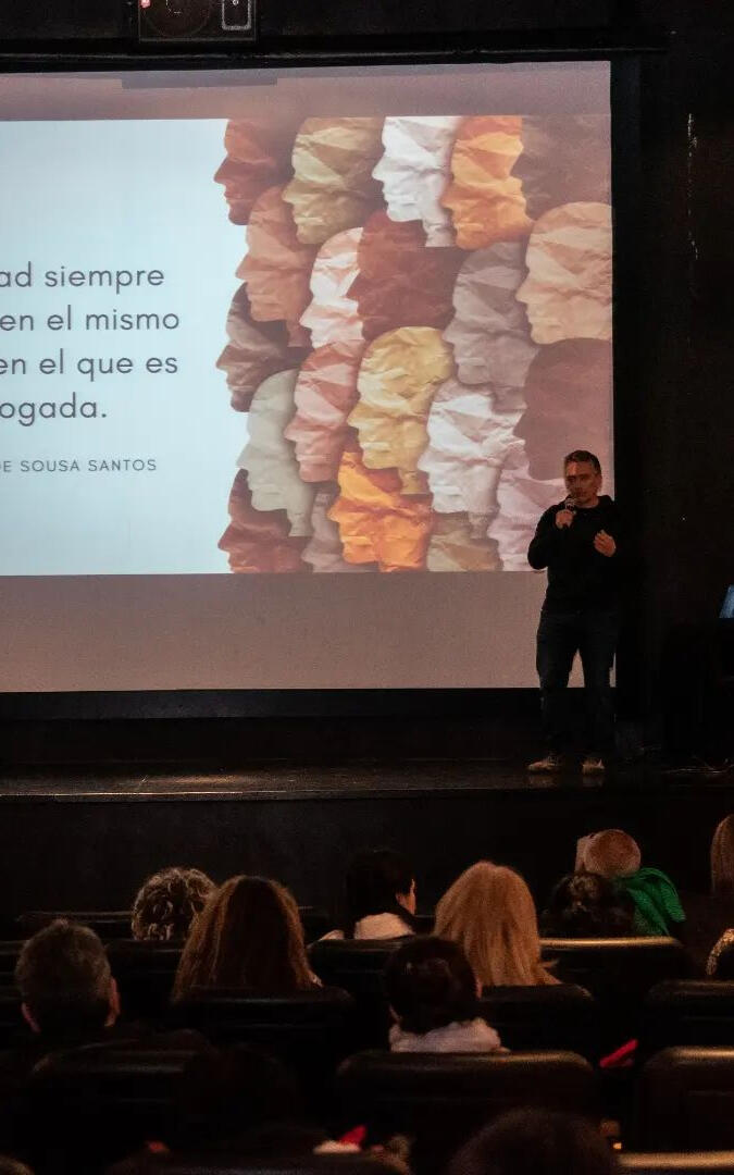 Sebastián Fonseca dando una conferencia sobre cuidado y masculinidades en el Museo Nacional de Bellas Artes.