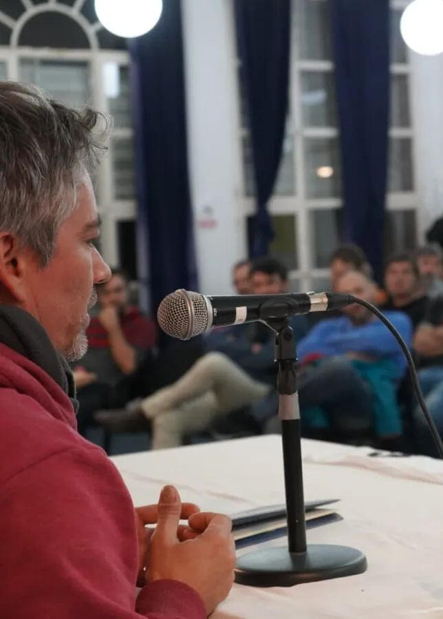 Sebastián Fonseca dando una charla sobre cuidado y masculinidades en la Universidad Nacional del Comahue.